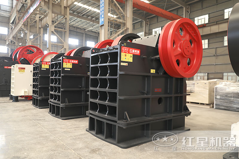 顎式破碎機(jī)型號(hào)規(guī)格多，400鄂破更受歡迎