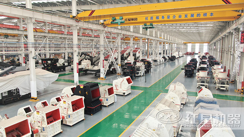 紅星破碎制砂設(shè)備生產(chǎn)車間，設(shè)備種類齊全