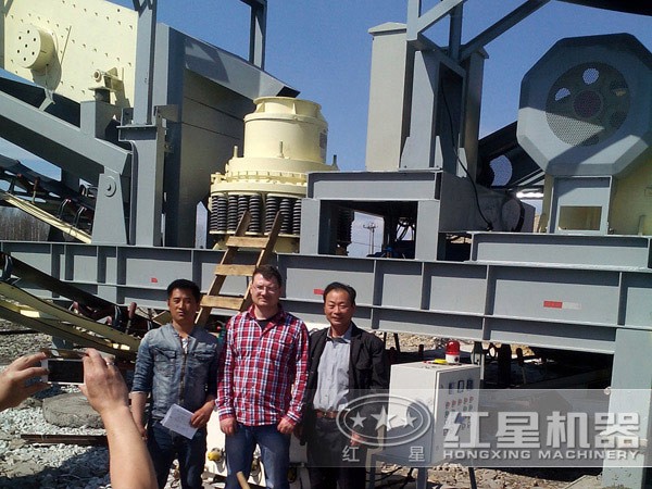 移動(dòng)圓錐破碎機(jī)與客戶(hù)合影