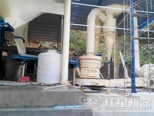 雷蒙磨機(jī)作業(yè)現(xiàn)場(chǎng) 雷蒙磨機(jī)作業(yè)現(xiàn)場(chǎng)