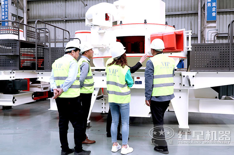 客戶(hù)訪(fǎng)問(wèn)鵝卵石制砂設(shè)備廠(chǎng)家紅星機(jī)器