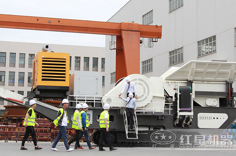 移動(dòng)式石頭破碎機(jī)客戶(hù)考察