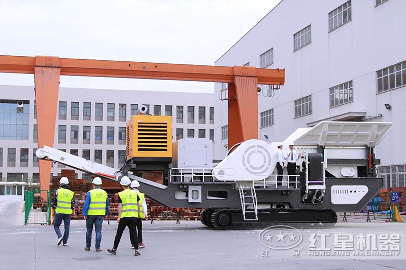 石頭粉碎車(chē)運(yùn)行中