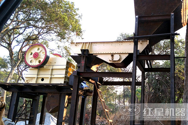 混凝土破碎機安裝現(xiàn)場，廠家一路扶持