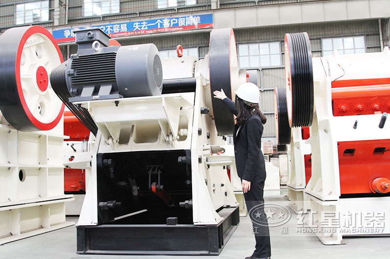 鄂式破石機(jī)進(jìn)料口大，破碎腔深